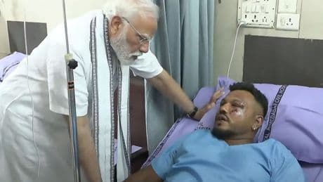 Ministerpräsident Modi inspiziert Absturzstelle