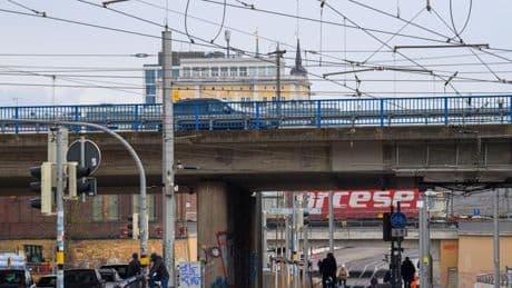 Verkehr: Risse und Drahtbrüche – Stadt sperrt Brücke in Magdeburg