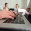 Große Unterschiede zwischen Jung und Alt: Mehrheit lehnt unbegrenzte tägliche Arbeitszeit ab