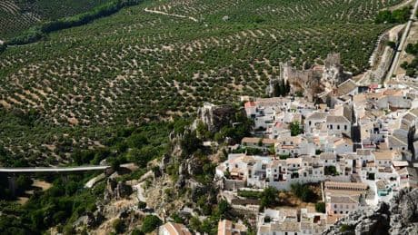 El bonito pueblo blanco sobre un risco que alberga un castillo medieval, multitud de miradores y una cueva muy especial