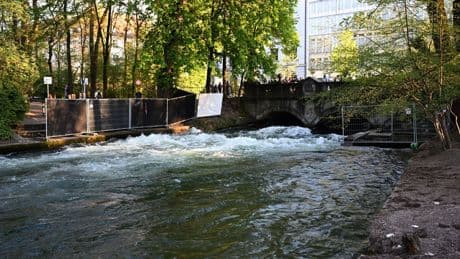 Weltbekannte Eisbachwelle: Surf-Unfall am Eisbach: Vorschläge für mehr Sicherheit