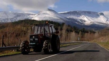 Esta es la multa que te pueden poner si adelantas en línea continua a un tractor en España