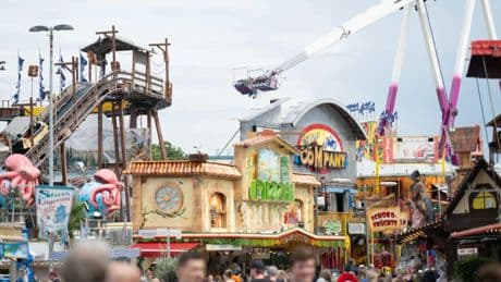 Volksfest in NRW: Teil von Kirmes-Gondel fällt auf Besucher