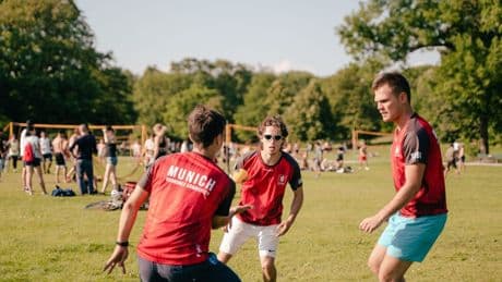 Trendsport Roundnet: „Das Ding schnallst du dir auf den Rücken, stellst es in den Park und spielst“