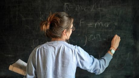 15 Jahre krank, volles Lehrer-Gehalt: Fall aus NRW macht Arbeitsrechtler fassungslos