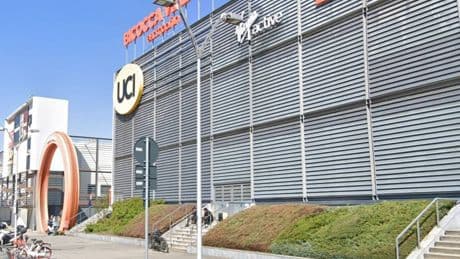 Milano, paura per due adolescenti: rapinati e lasciati in mutande davanti al Bicocca Village