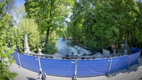 München Eisbachwelle bleibt gesperrt – Stadt prüft Sicherheitsmaßnahmen