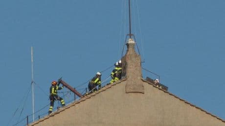 Así es como el Vaticano instala la chimenea de la ‘fumata blanca’ para el cónclave