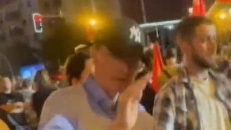 „Faschistenschwein!“ - Lauterbach muss vor Demo-Chaoten fliehen