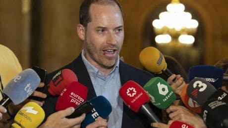 El PP tacha de «timo» el primer año de Illa como president y los comunes le piden priorizar la vivienda
