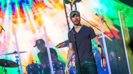 A Enrique Iglesias le gusta nadar desnudo: &quot;No hay mucho de lo que presumir de cintura para abajo&quot;