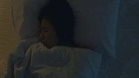 Foggia, turista si sveglia nel cuore della notte e trova uno sconosciuto nudo davanti al letto: i pugni in faccia e i tentativi di violenza