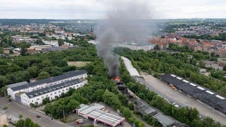 Kriminalität: Leeres Gebäude in Flammen: Polizei vermutet Brandstiftung