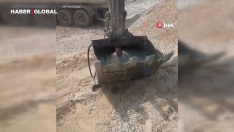 Sıcaktan bunalan işçiler kepçeyi havuza çevirdi