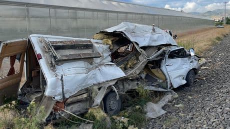 Afyonkarahisar'da tren minibüse çarptı: 1 yaralı