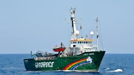 Sommet de l'ONU sur les océans: le bateau de Greenpeace interdit d'entrer dans le port de Nice