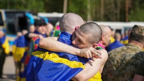 Ucraina, no di Mosca al Vaticano: «Negoziato irrealistico». Scambiati 390 prigionieri con Kiev