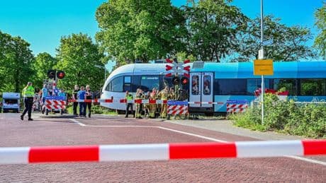Minderjarige jongen op step na botsing met trein in Friesland zwaargewond naar ziekenhuis