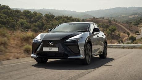 Lexus renueva el SUV eléctrico RZ: disponible desde 47.000 euros, con hasta 408 CV, 568 kilómetros de autonomía y un innovador volante tipo avión