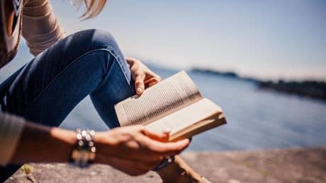 Crisi dei lettori, la Danimarca punta ad azzerare le tasse sui libri. Ecco come funziona in Italia