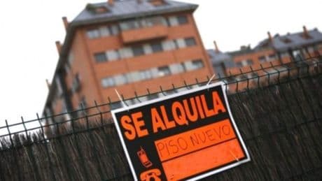 La oferta de vivienda en alquiler se hunde un 56% y dispara los precios