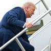 KIJK. Hij lachte Biden uit toen die het overkwam, maar nu struikelt Trump zelf over trap van Air Force One