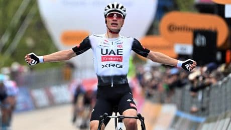 Juan Ayuso se lleva la victoria en solitario en la meta de Tagliacozzo en el primer final en alto del Giro de Italia