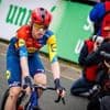 VIDÉO. Flèche Wallonne : Mattias Skjelmose abandonne après une lourde chute dans le peloton