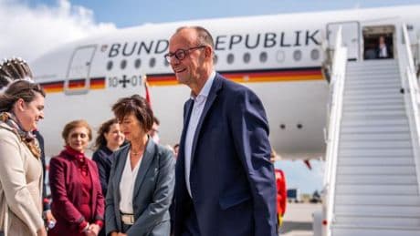 Mit Trump in den Bergen – Bundeskanzler Merz trifft in Kanada ein
