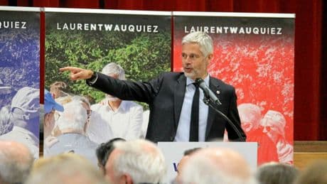 Salles des fêtes, charcuterie et cœur avec les doigts : on a suivi Laurent Wauquiez (et sa femme) en campagne