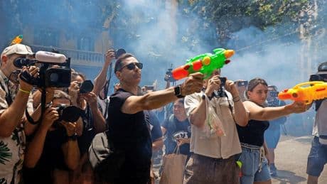 Wut auf die Touristenmassen: Mit Böllern und Wasserpistolen