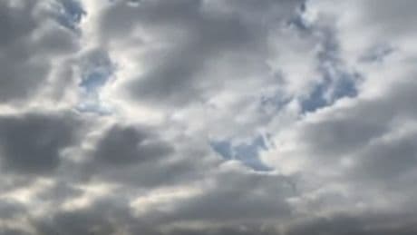 Ondata di missili su Israele: esplosioni a Tel Aviv, scie di fumo nel cielo