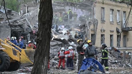 "Des crimes contre les civils": les images des frappes russes mortelles à Kiev et en Ukraine