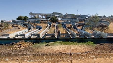 Ya nadie chapotea en ellos: los más de 40 parques acuáticos que hay abandonados en España