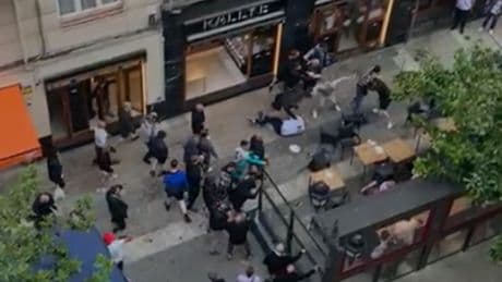 Pelea con sillas y mesas en la calle Egaña: «Han empezado los de Manchester»