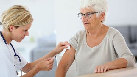 Influenza, il monito degli esperti: vaccini indispensabili per gli anziani e per la tenuta degli ospedali