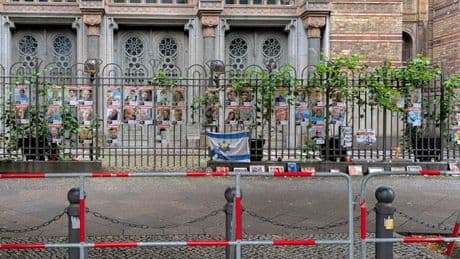 Mann mit Hausverbot reißt Israel-Flagge an Synagoge ab
