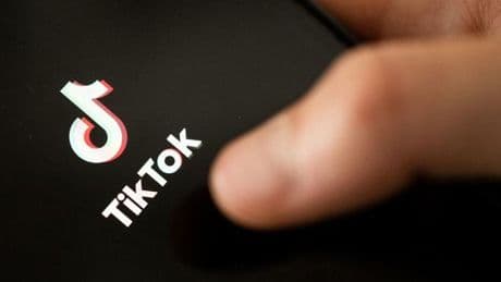 Despedida una oficinista por entrar casi 20 veces al día a Tiktok y Twitter en horario laboral