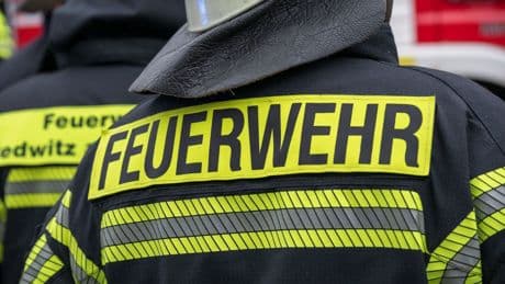 Gefahrgutunfall: Ätzende Flüssigkeit läuft aus: Autobahn-Raststätte gesperrt