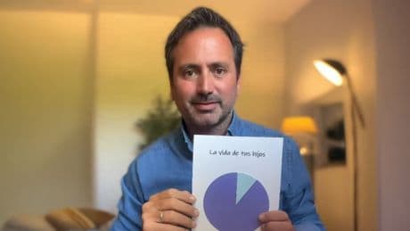 Álvaro Bilbao, neuropsicólogo: “Deja que tus hijos hagan cabañas en el salón y léeles ese cuento extra. Muy pocos se dan cuenta de que la mayor parte de tu vida los conocerás como adultos, y no como niños”