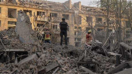 «On parle de trêve, de plan de paix… Le lendemain, trois missiles s’abattent sur votre maison» : à Kiev, la Russie frappe des zones résidentielles