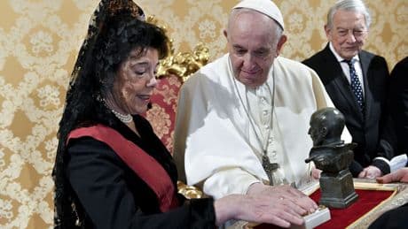 La embajadora ante la Santa Sede: "Sería impensable que el próximo Papa volviera a la pompa"
