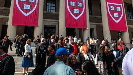 Trump: Harvard mostri lista studenti stranieri, sì a limite del 15%