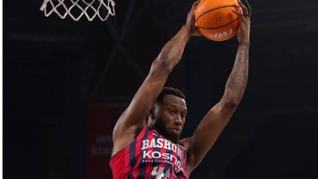 El Baskonia traspasa a Donta Hall al Olympiacos