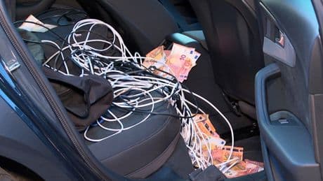 Sparkassen-Automat gesprengt - Polizei stoppt Fluchtwagen, Täter türmen zu Fuß