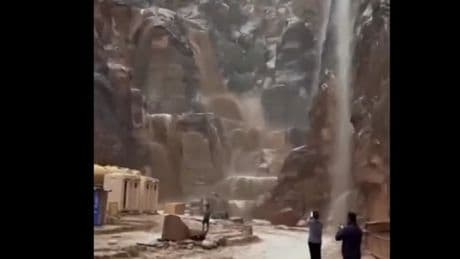 Jordanie: les images de la cité de Pétra touchée par des crues mortelles, près de 1.800 touristes évacués