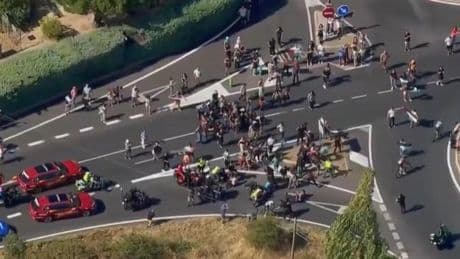 Un grupo de manifestantes invade la carretera e intenta bloquear sin éxito el paso de los ciclistas en La Vuelta
