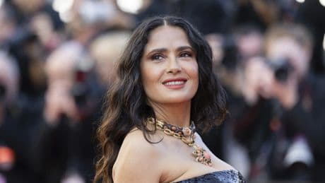 Salma Hayek lleva el top más favorecedor que realza el pecho y tiene 'efecto vientre plano'