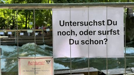 Trotz tödlichen Unfalls: Surfer wollen zurück aufs Wasser: Protest-Plakate an der Eisbachwelle