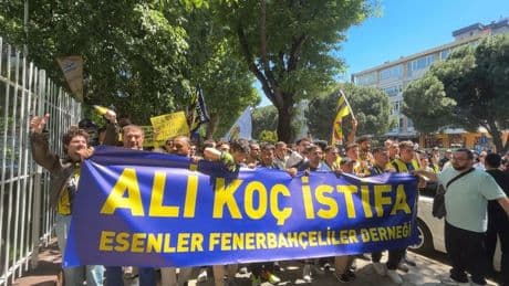 Fenerbahçeli taraftarlar Cadde'den stada kadar yönetimi protesto etmek için yürüdü